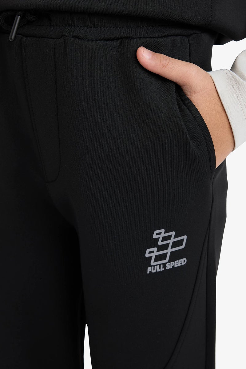 ديفاكتو بنطلون سويت بانتس اولادي بطبعة شعار قماش سكوبا قصة عادية - Image 3